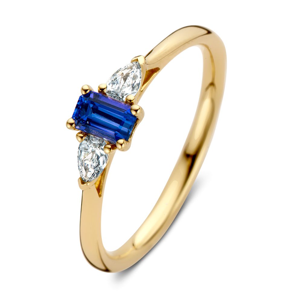 Geelgouden ring met een rechthoekige saffier en twee peer geslepen diamanten aan weerszijden.