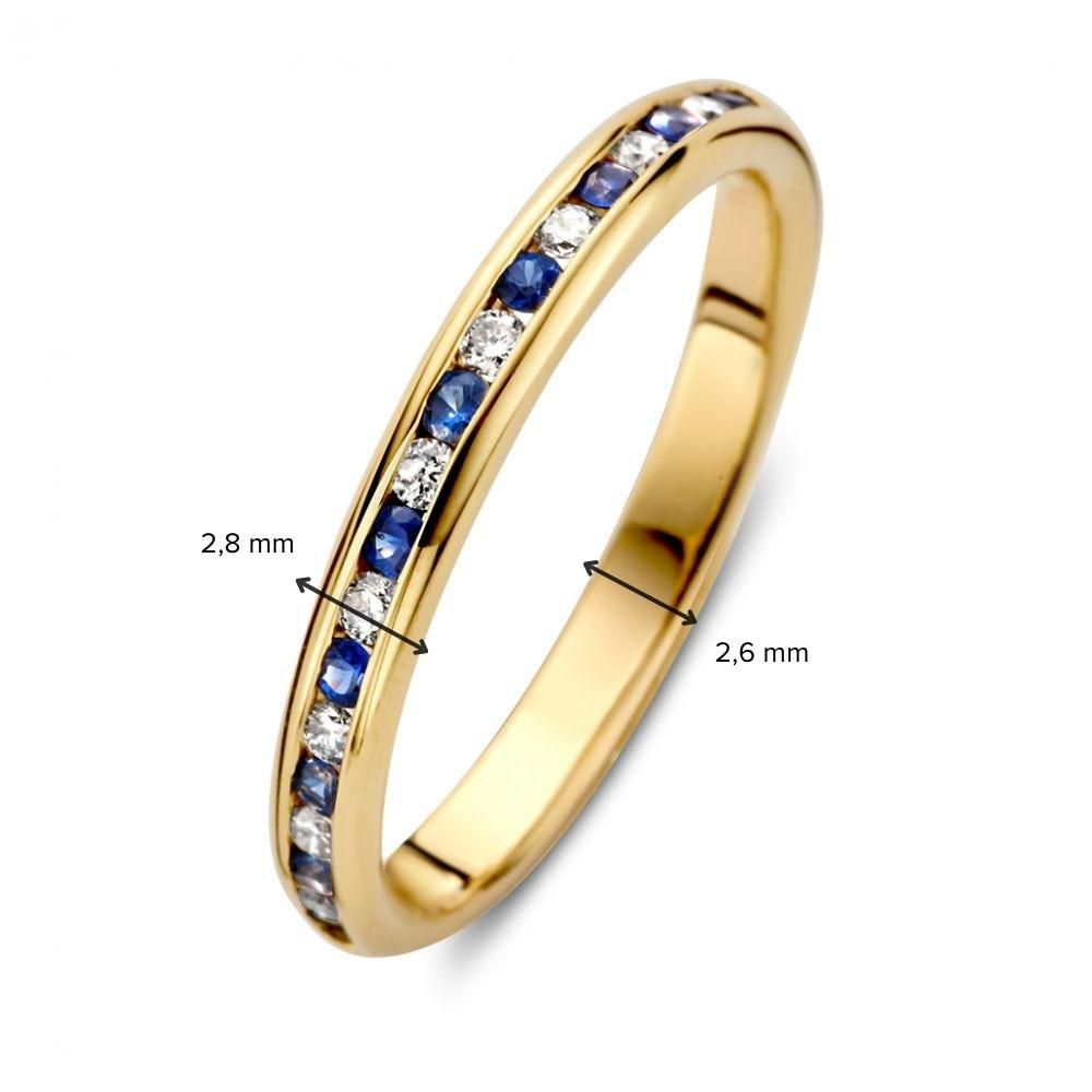 De Verfijnde Geelgouden Rijring met Diamant en Blauwe Saffier in Railszetting van Excellent Jewelry heeft een breedte van 2,8 mm bij de stenen en 2,6 mm bij de band, bezet met afwisselend diamanten en blauwe saffieren.