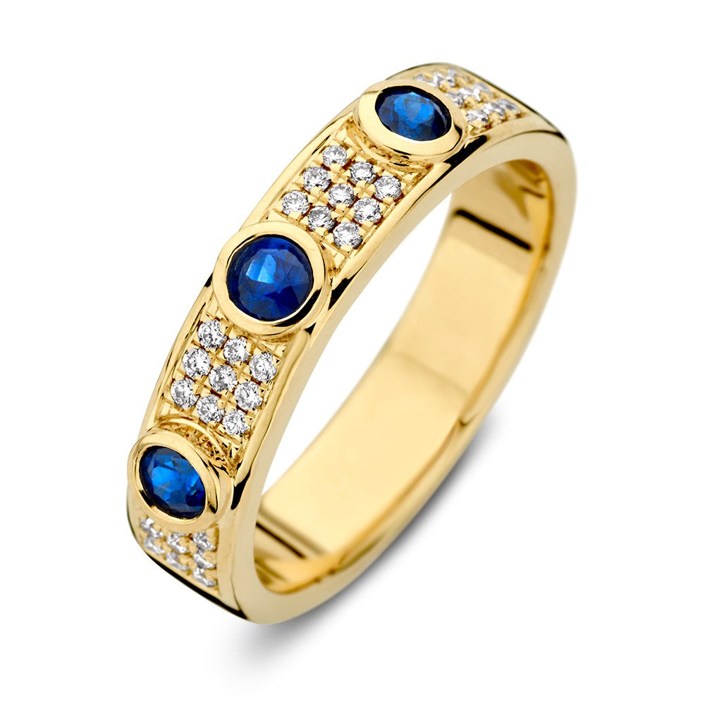 De Excellent Jewelry Geelgouden Ring met 3 Blauwe Saffieren (0.38 crt) en Diamant (0.17 crt), 14 karaat, is verfraaid met clusters schitterende diamanten op de band.