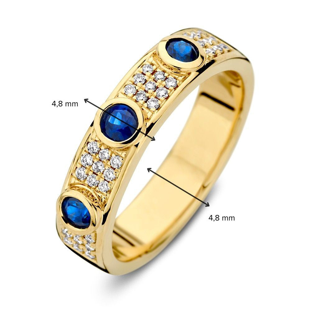 De Excellent Jewelry geelgouden ring (14 karaat) heeft drie blauwe saffieren (0,38 crt) en diamanten (0,17 crt), stijlvol in een rij gezet. De band is 4,8 mm breed met gemarkeerde maten voor breedte en edelsteendiameter.