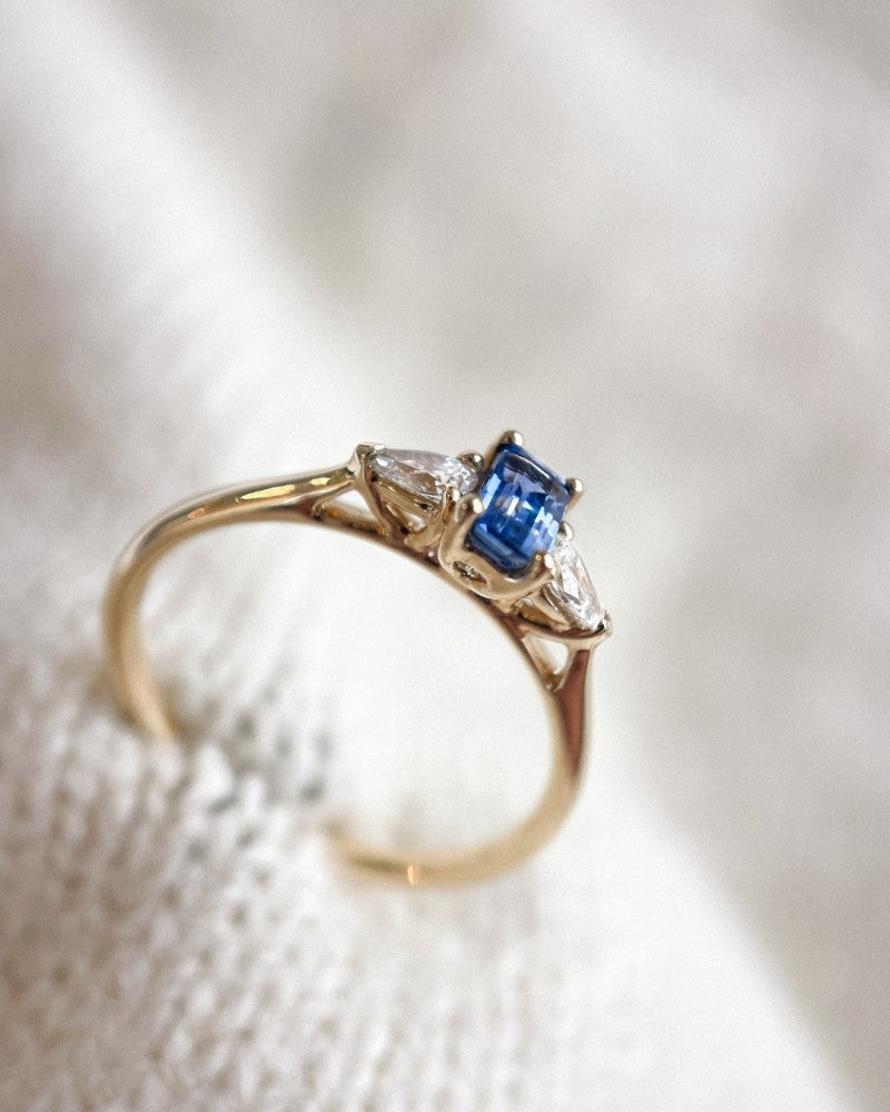 Unieke Geelgouden Ring met Emerald Geslepen Saffier en Peer Geslepen Diamanten