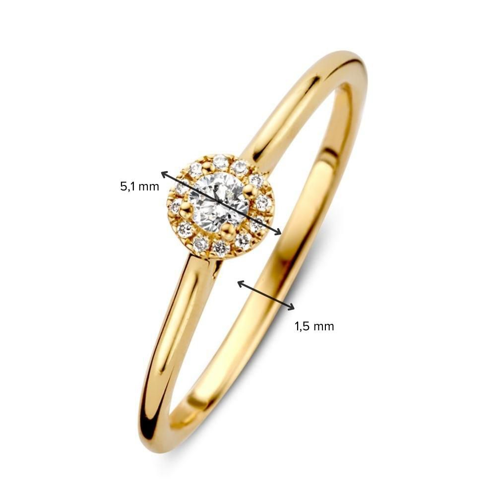 De Excellent Jewelry Geelgouden Ring met Briljante Diamant (14 karaat, 0.14 ct), is voorzien van een ronde clusterzetting van diamanten (5,1 mm) en een bandbreedte van 1,5 mm, zichtbaar aangegeven met maatpijlen.
