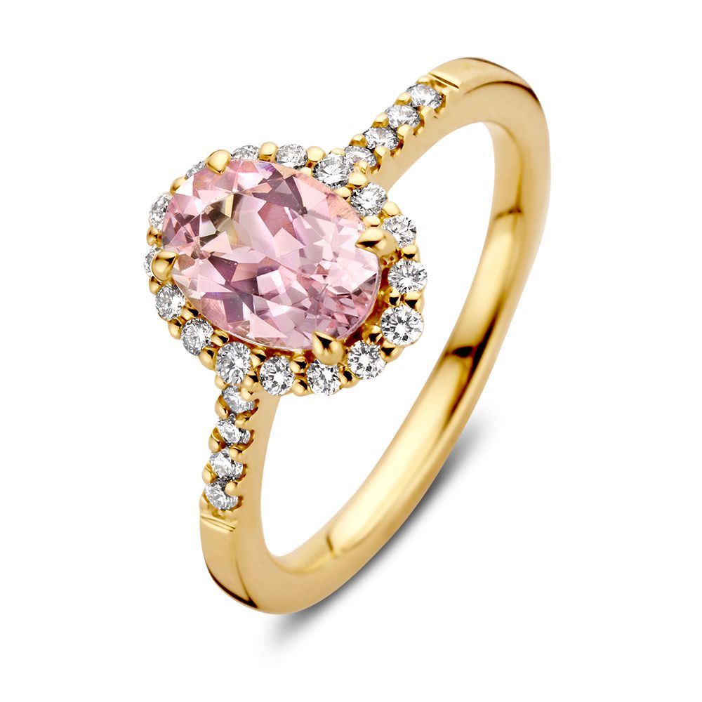 De Elegante Geelgouden Ring met Roze Morganiet en Briljante Diamanten van Excellent Jewelry heeft een ovale roze morganiet, omringd door witte diamanten in een schitterende halo en band, voor een tijdloze, elegante uitstraling.