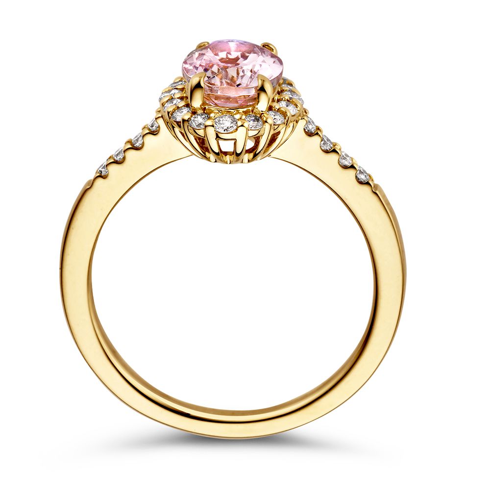 De Elegante Geelgouden Ring met Roze Morganiet en Briljante Diamanten van Excellent Jewelry heeft een ronde roze morganiet omringd door kleine witte diamanten in bloemenpatroon, met extra diamanten langs de bovenzijde van deze schitterende ring.