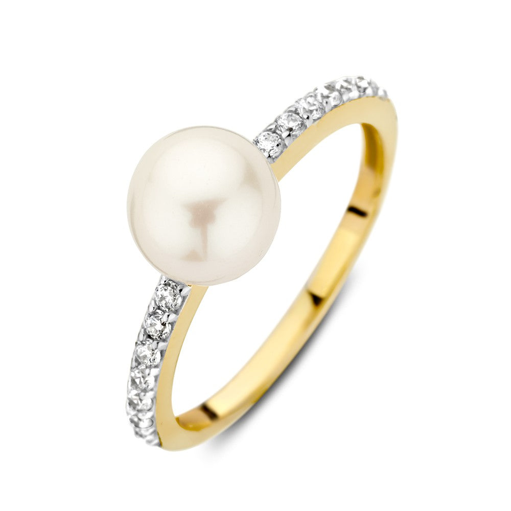 Gouden ring met een grote zoetwaterparel en zirkonia's aan de zijkanten.