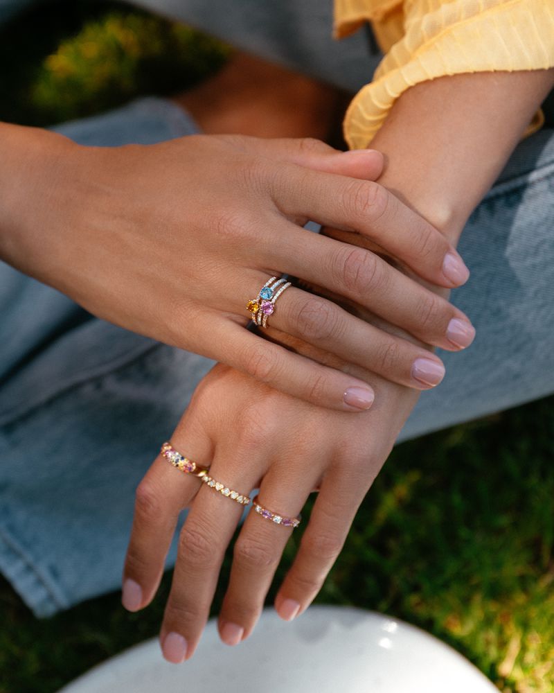 Luxe Geelgouden Ring met Regenboog Saffier en Pavé Diamanten – Feestelijke Ring in 14 Karaat Goud