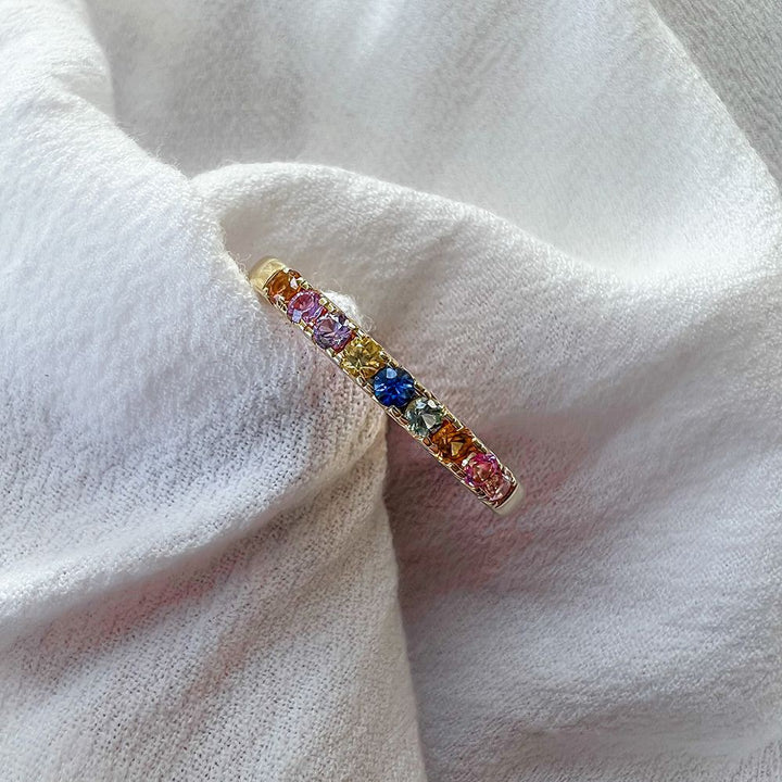 Geelgouden Ring met Regenboog Saffier in Strakke Chatonzetting – Kleurrijk en Elegant