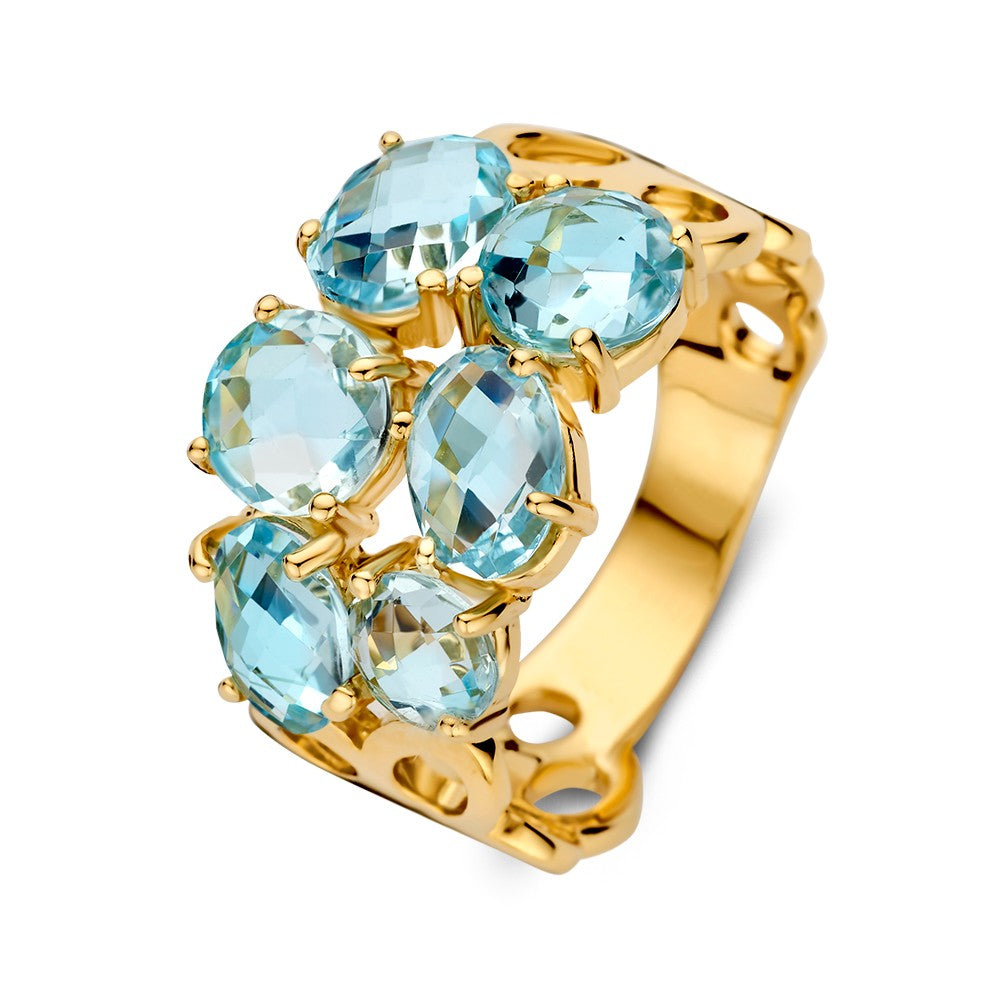 Geelgouden ring met meerdere blauwe topazen in organische zetting en brede schacht.
