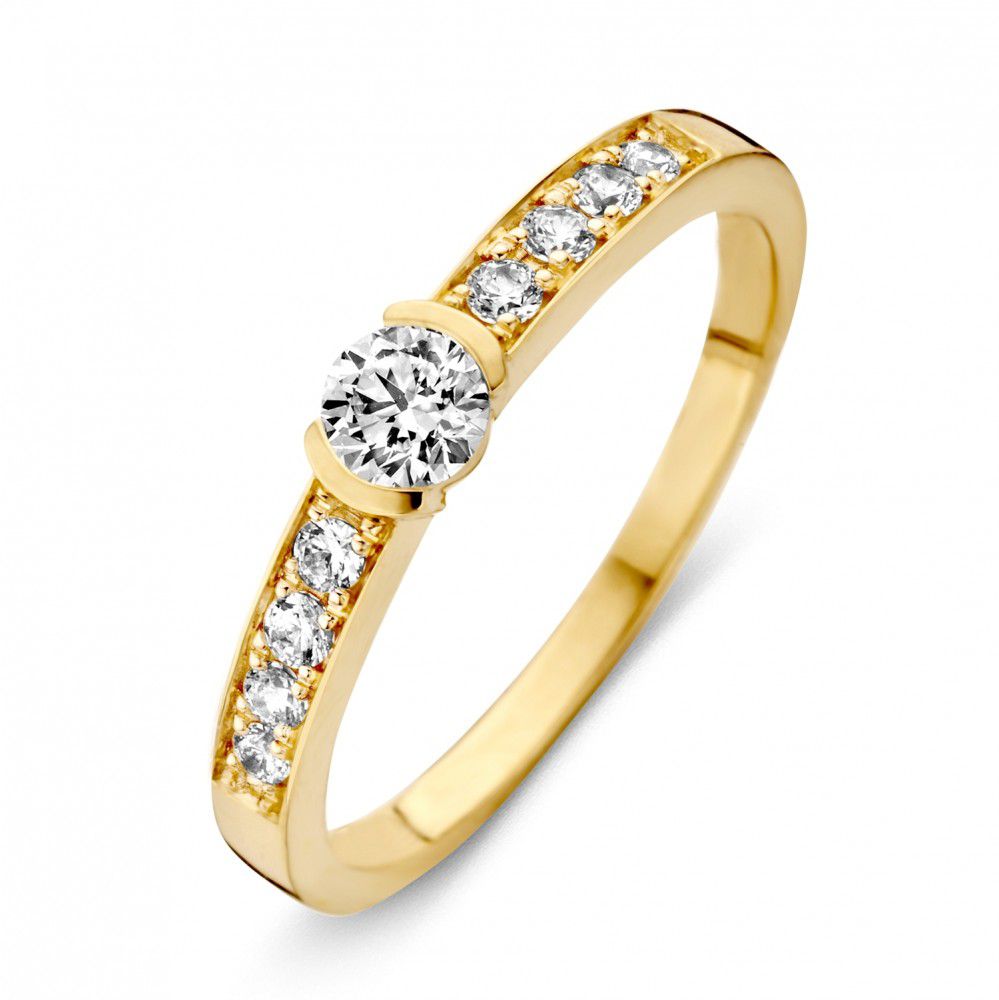 Geelgouden ring met een centrale zirkonia en zes kleinere zirkonia's aan de zijkanten.