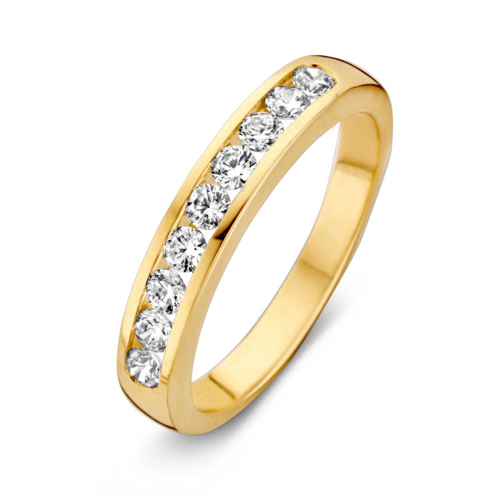 Geelgouden ring met een rij van zeven heldere zirkonia-steentjes.