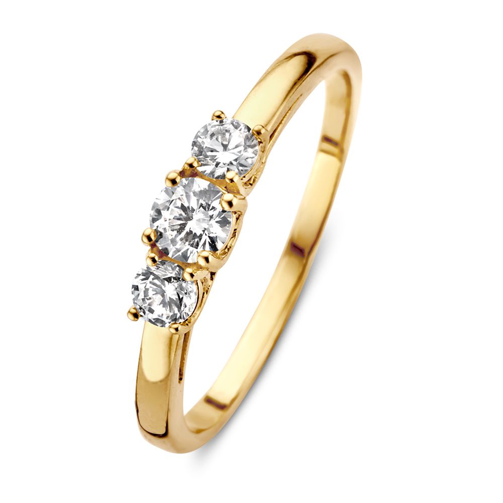De Stijlvolle Geelgouden Damesring met Zirkonia van Excellent Jewelry is een schitterende 14 karaat gouden ring met drie fonkelende zirkonia's in een rij, gezet op een gepolijste band en fraai uitgelicht tegen een witte achtergrond.