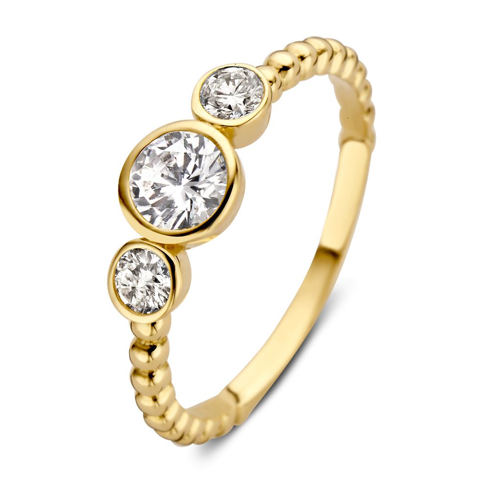 De Verfijnde Geelgouden Damesring met Zirkonia van Excellent Jewelry is een 14 karaat geelgouden ring met een gedraaid ontwerp en drie zirkonia's in verschillende maten op een rij.