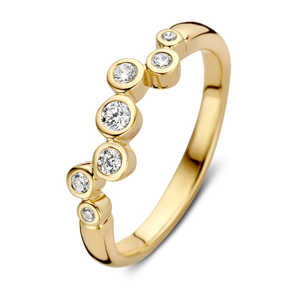 De Elegante Geelgouden Ring met Zirkonia's in Golvend Design van Excellent Jewelry is een 14 karaat gouden ring, bezet met zes zirkonia's van verschillende formaten die golvend over de band zijn geplaatst.