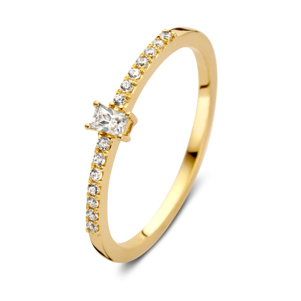 Geelgouden ring met een baguette geslepen middensteen en zirkonia's aan de zijkanten.