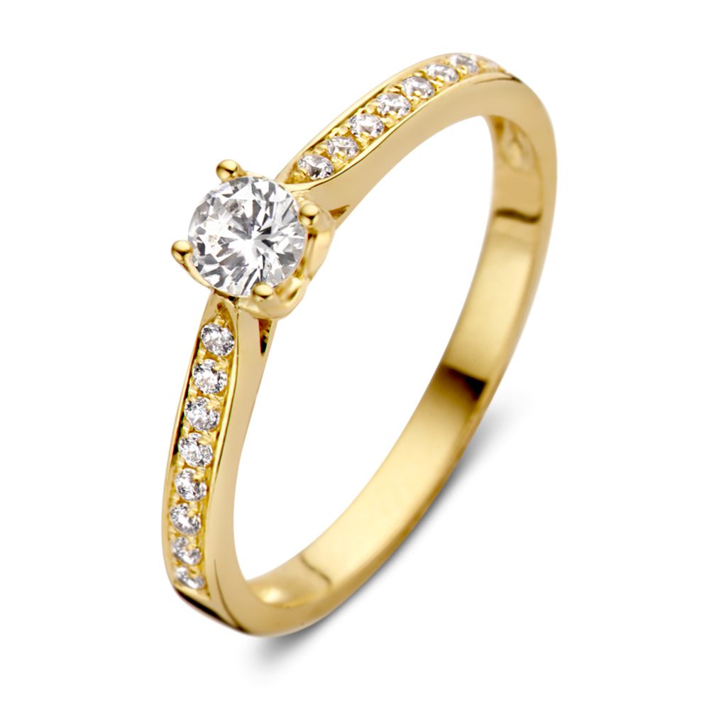 De 14 karaat geelgouden solitair ring van Excellent Jewelry heeft een tijdloos, romantisch ontwerp met een ronde diamant centraal en kleine diamanten langs de band, elegant gepresenteerd op een witte achtergrond.