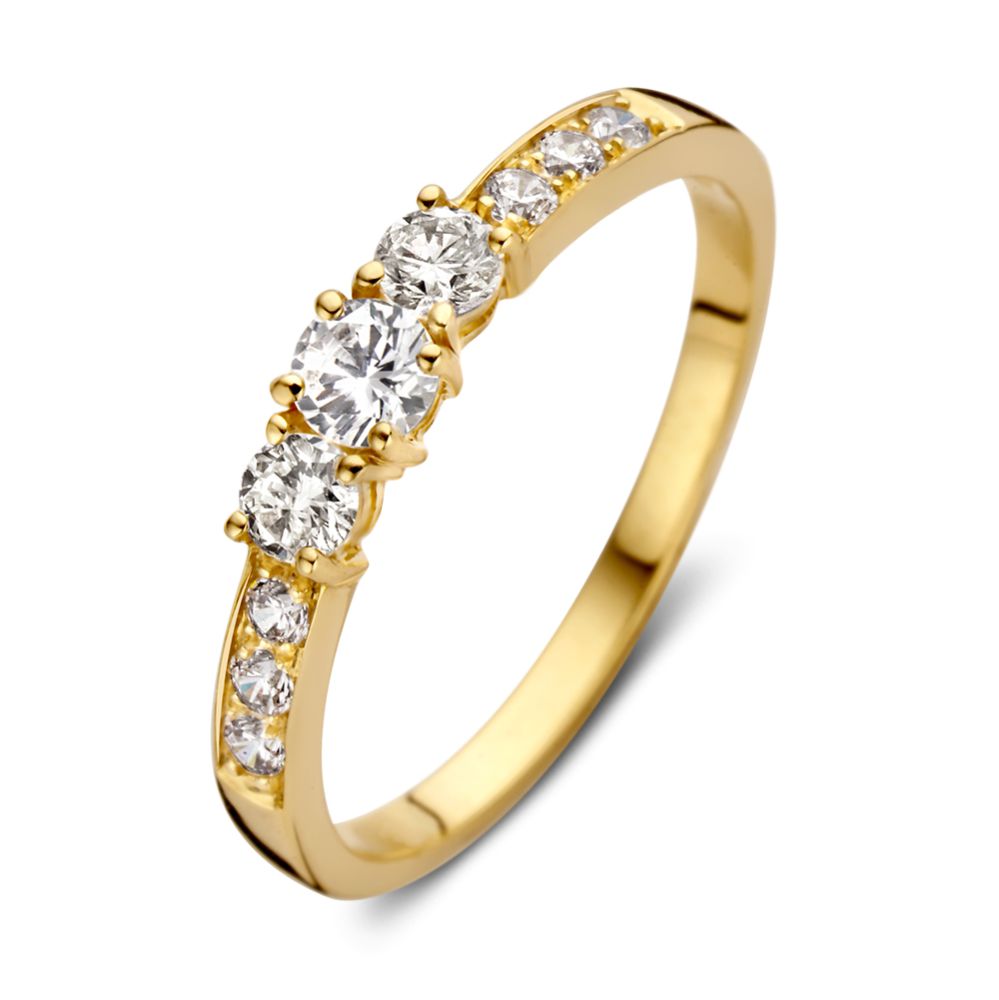 Geelgouden ring van 14 karaat met drie grote en vijf kleine zirkonia's in een subtiele setting.