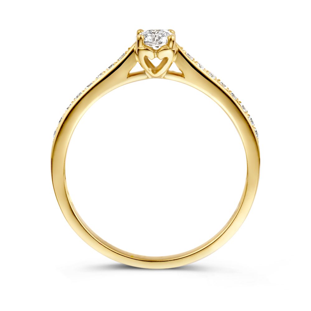 De 14 Karaat Geelgoud, Tijdloos en Romantisch Ontwerp ring van Excellent Jewelry heeft een ronde diamant, een zirkonia hartzetting onder de zetting en kleine accentdiamanten langs de band.