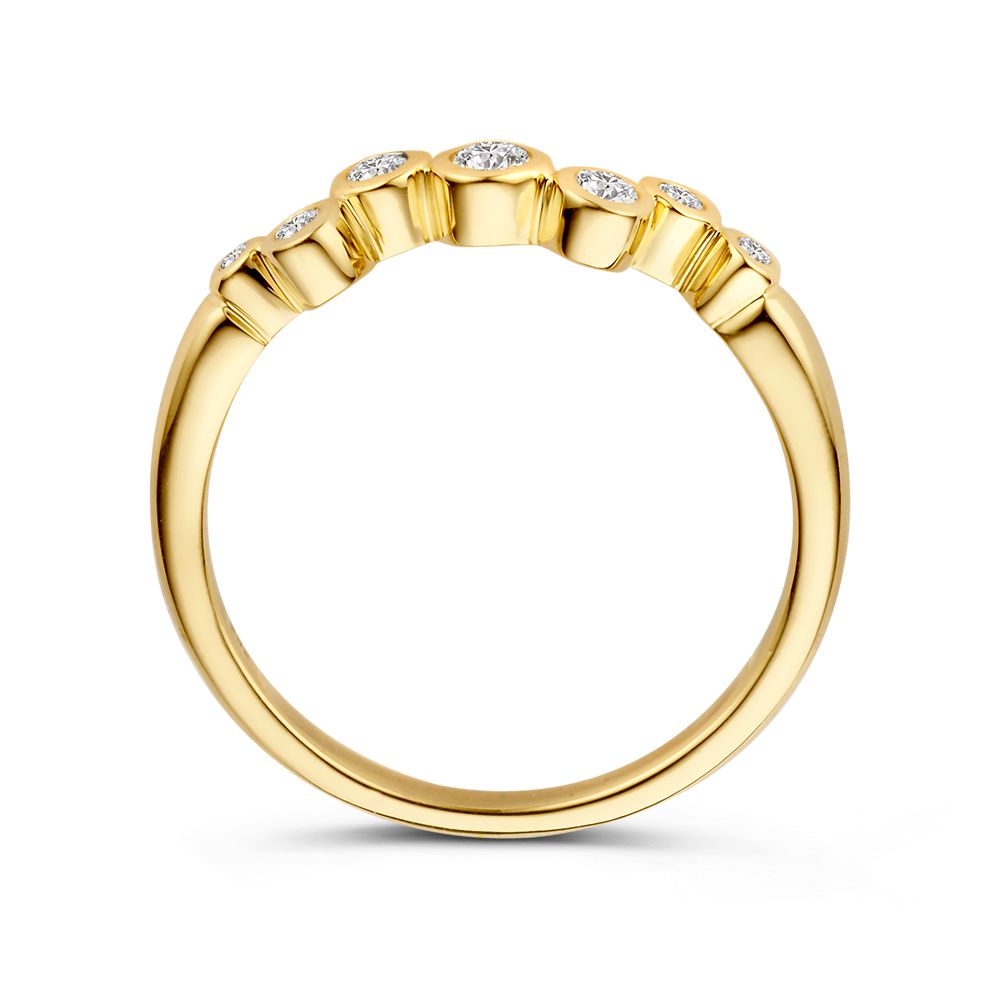 De Elegante Geelgouden Ring met Zirkonia's in Golvend Design van Excellent Jewelry, gemaakt van 14 karaat goud, toont zes zirkonia's in verhoogde zetting met een subtiel golvend patroon, gezien van de zijkant op witte achtergrond.