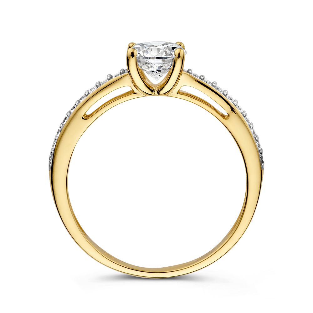 De Geelgouden Ring met Zirkonia's van Excellent Jewelry is een 14 karaat, 6 mm brede damesring met elegante details en schitterende steentjes langs de band.