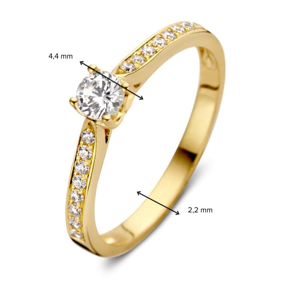 De Excellent Jewelry 14 Karaat Geelgoud ring, Tijdloos en Romantisch Ontwerp, heeft een centrale 4,4 mm ronde diamant en kleinere accenten op een 2,2 mm band. Maten met pijlen aangegeven; getoond tegen witte achtergrond.