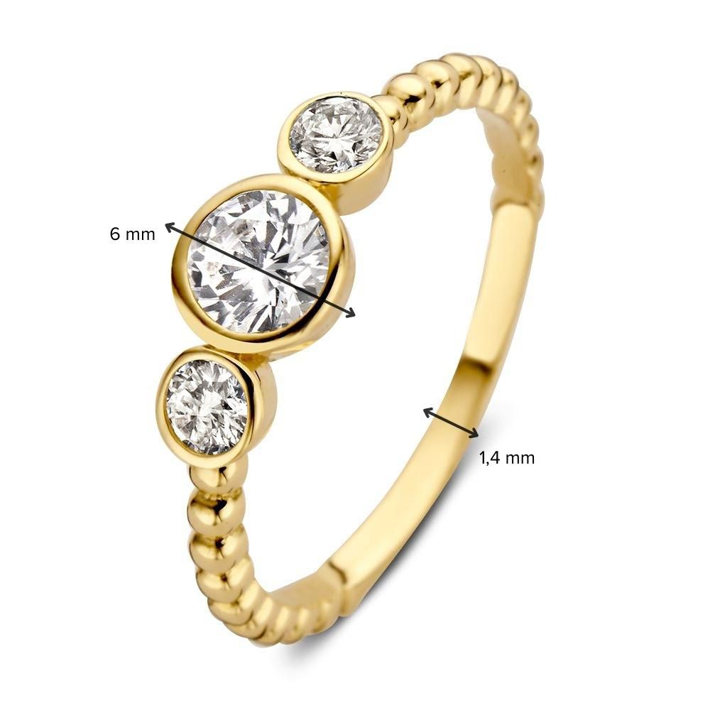 De Verfijnde Geelgouden Damesring met Zirkonia van Excellent Jewelry is gemaakt van 14 karaat goud, heeft een gedraaide band van 1,4 mm en drie ronde witte zirkonia's, waarvan de middelste steen 6 mm groot is.