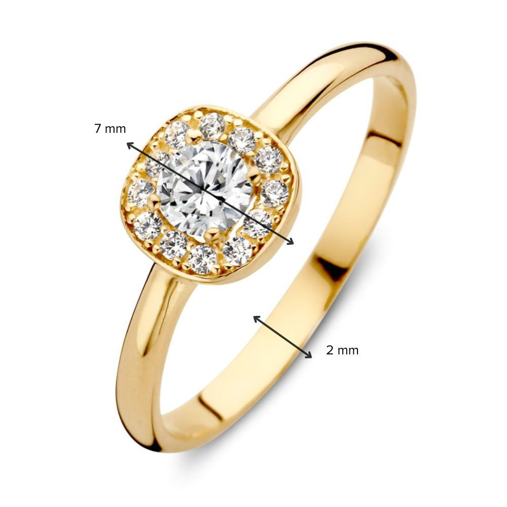 De Geelgouden Ring met Ronde Zirkonia in Vierkante Zetkast en Halo van Excellent Jewelry is gemaakt van 14 karaat geelgoud, met een centrale zirkonia omringd door kleinere stenen in een 7 mm halo en een band van 2 mm breed.