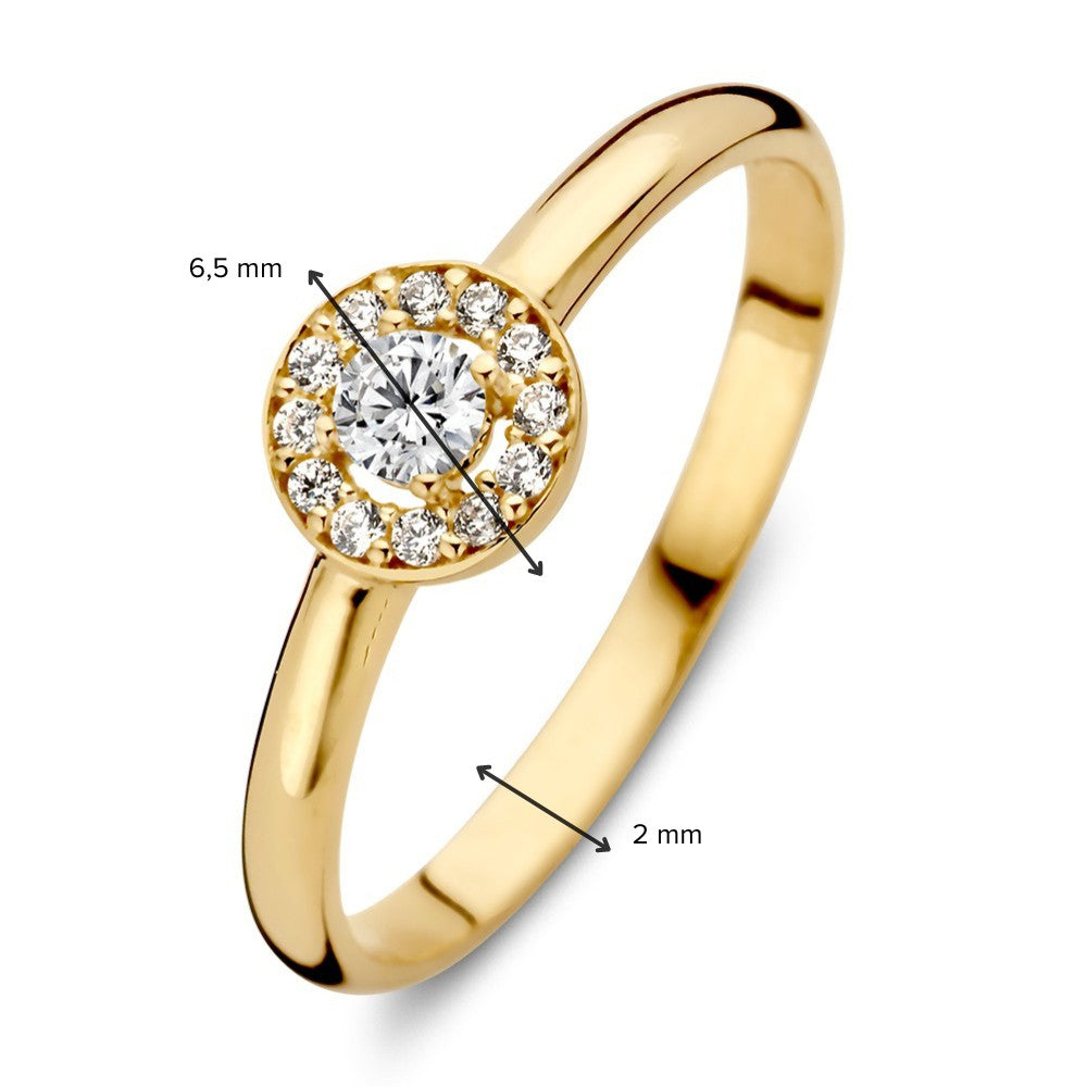 De Geelgouden Entourage Ring met Zirkonia's (14 karaat) van Excellent Jewelry heeft een ronde zirkonia-cluster, een 6,5 mm brede ringkop en een 2 mm brede band, met pijlen en labels die deze maten aangeven.