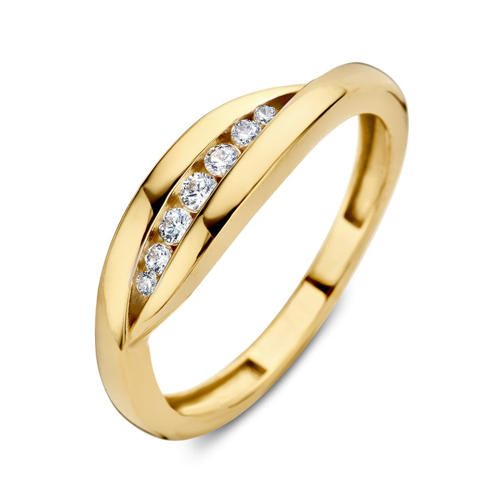 De Geelgouden Slagring met Zirkonia's van Excellent Jewelry is vervaardigd uit 14 karaat goud, met zeven ronde zirkonia's diagonaal gezet in een modern, strak gepolijst ontwerp dat kracht en elegantie uitstraalt.