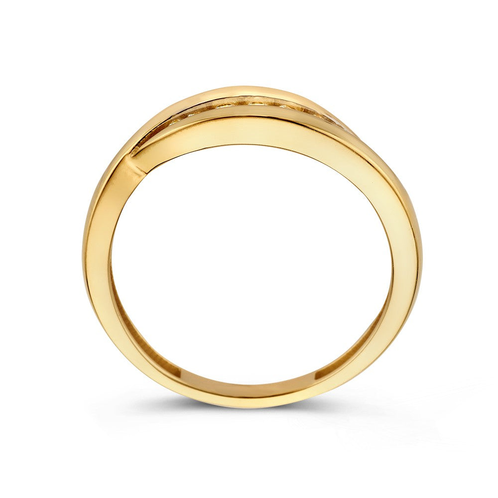 De Geelgouden Slagring met Zirkonia's van Excellent Jewelry combineert kracht en elegantie. Gemaakt van 14 karaat goud, heeft de ring een strak, modern ontwerp met subtiele groef en schitterende zirkonia's.
