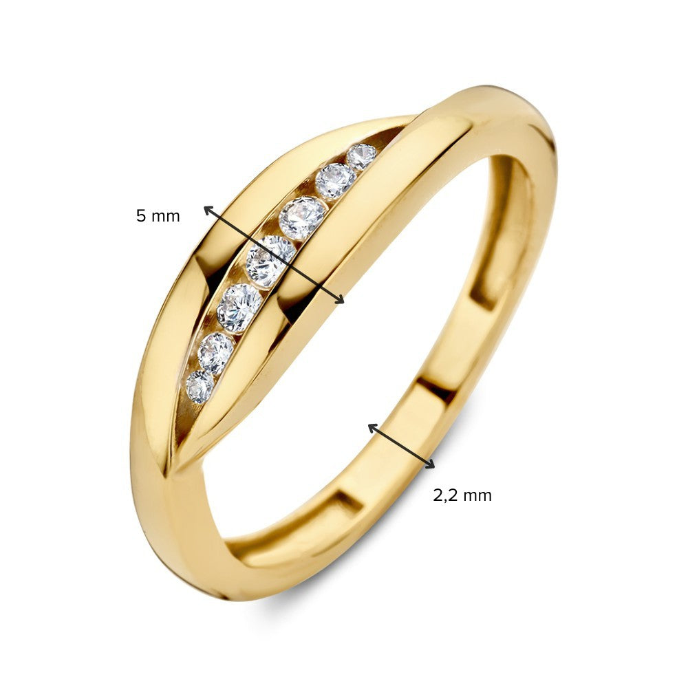 De Geelgouden Slagring met Zirkonia's van Excellent Jewelry is gemaakt van 14 karaat goud en heeft zeven zirkonia's diagonaal over de 5 mm brede band, die naar 2,2 mm versmalt. Een stralende combinatie van kracht en elegantie.