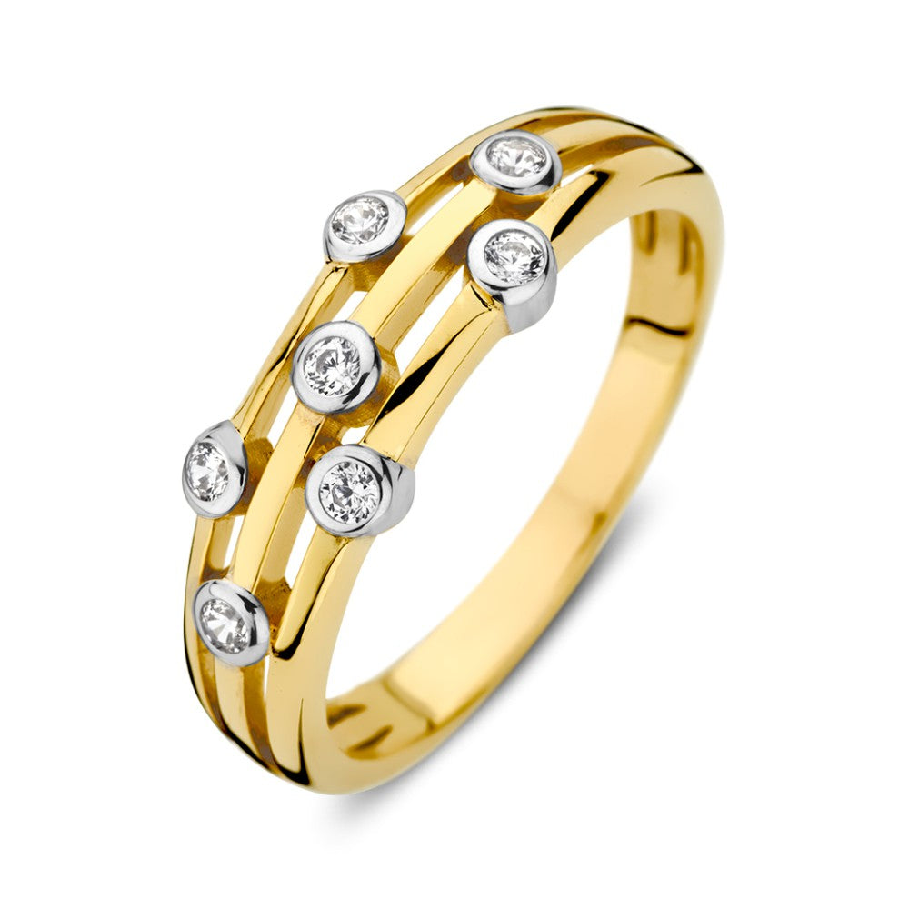 Gouden ring met ronde zirkonia in een moderne, gestreepte setting.