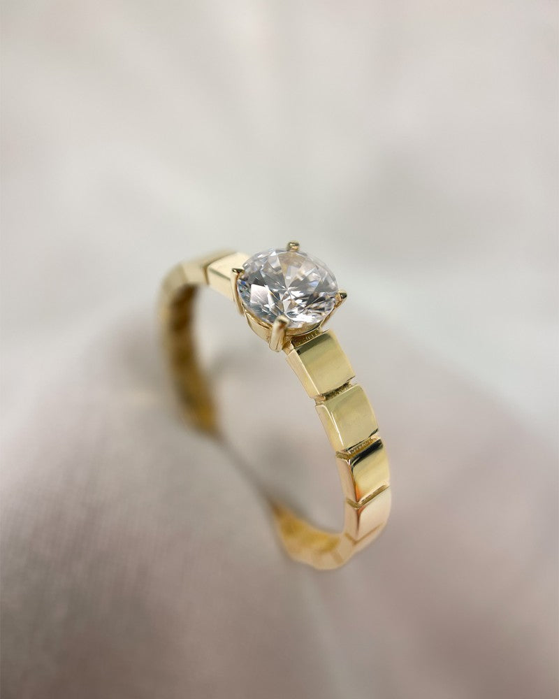 Geelgouden Ring met Zirkonia Middensteen en Bewerkte Band | 14 Karaat Goud | Van der Kooij