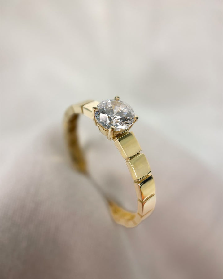 Geelgouden Ring met Zirkonia Middensteen en Bewerkte Band | 14 Karaat Goud | Van der Kooij