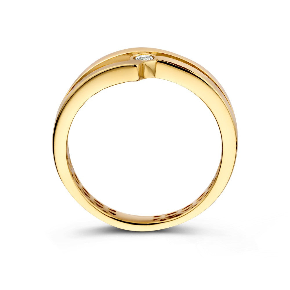 De Geelgouden Ring met Zirkonia van Excellent Jewelry is een 14 karaats ring met een gladde, gepolijste band en een kleine zirkonia in een modern, minimalistisch ontwerp. Elegant en tijdloos voor elke gelegenheid.