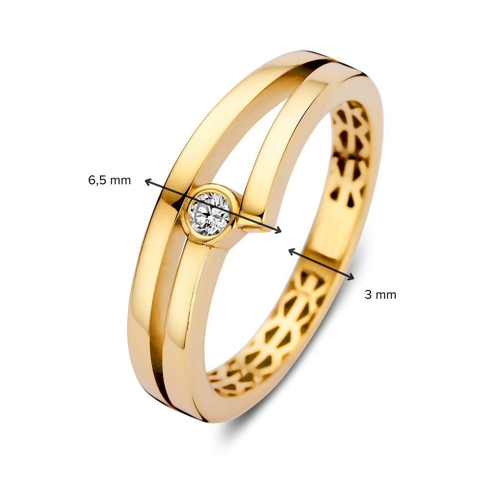 De Geelgouden Ring met Zirkonia van Excellent Jewelry heeft een elegante opengewerkte binnenring, een centrale ronde zirkonia in een 6,5 mm brede zetting en een 3 mm brede band. Zwarte pijlen tonen de diameter van de steen en de breedte van de band.