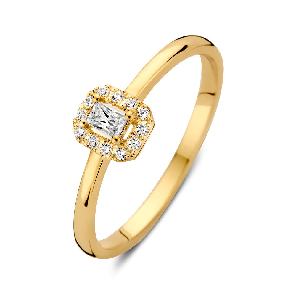 Geelgouden ring met entouragezetting en vierkante zirkonia, omringd door kleine heldere zirkonia's.