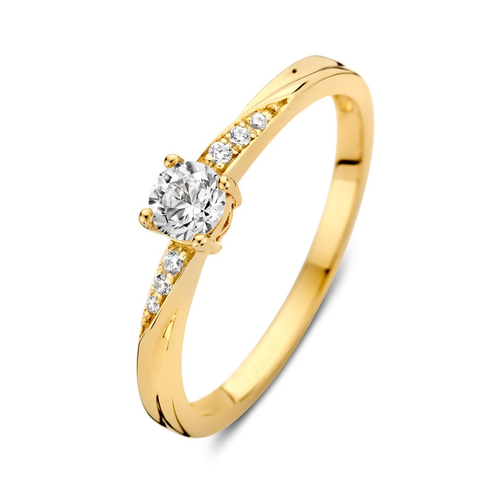 Geelgouden solitair ring met een centrale zirkonia en een speelse twist, versierd met kleine zirkonia's aan de zijkanten.
