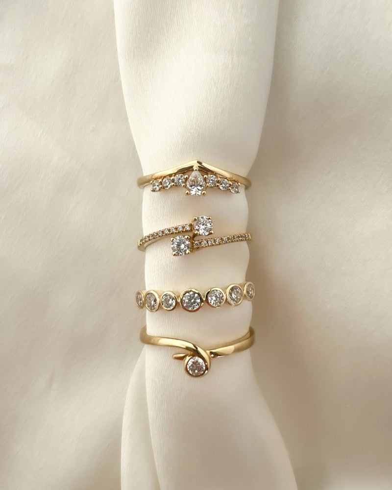 Verfijnde Geelgouden Ring met Zirkonia in Sierlijke Zetting – Subtiele Elegantie voor Elke Gelegenheid