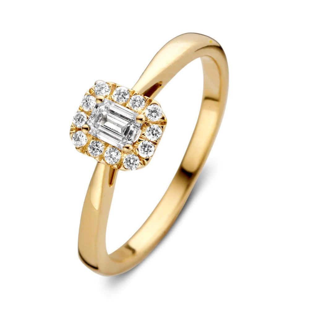 Geelgouden ring met een centrale baguette diamant omringd door ronde diamanten.