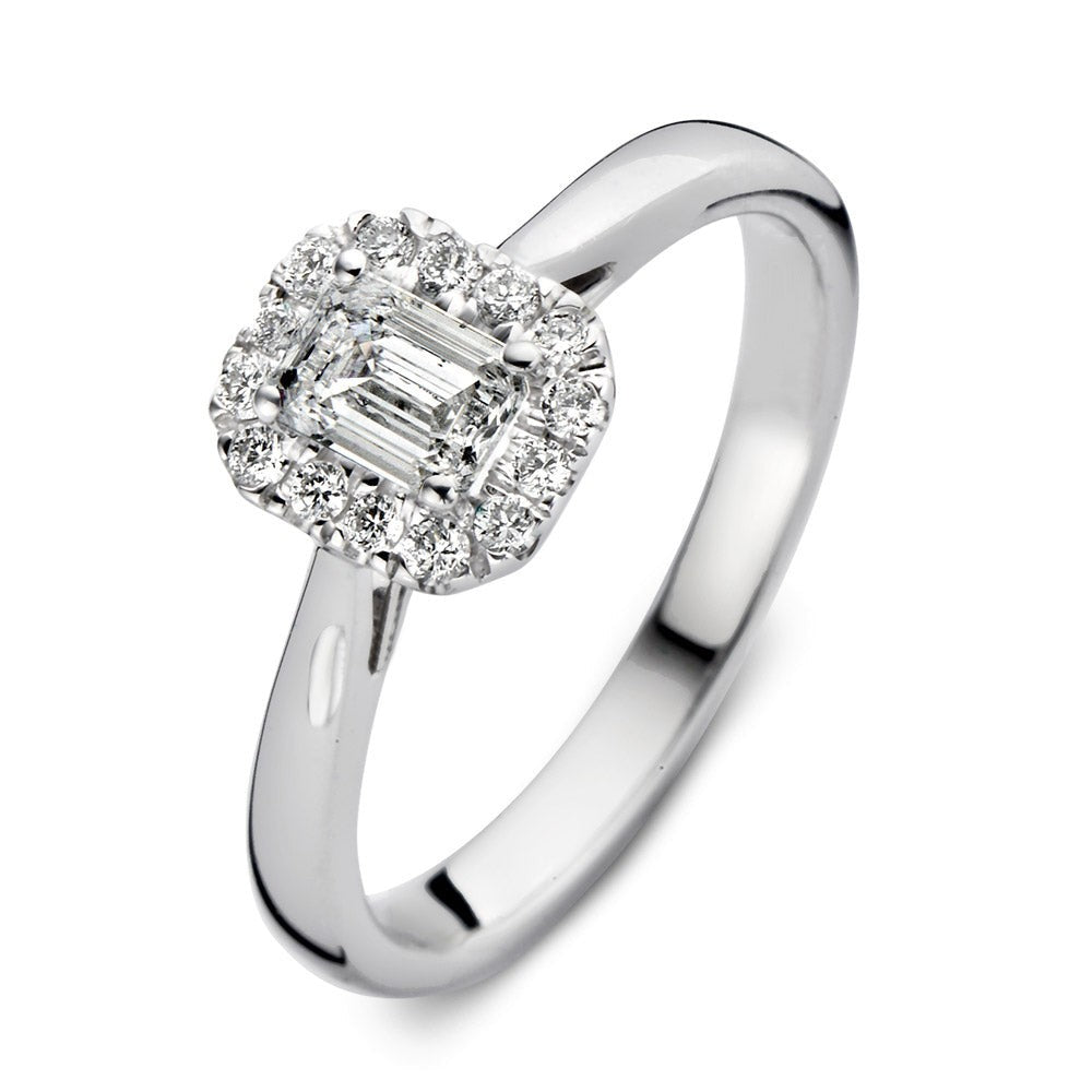 Witgouden ring met een vierkante diamant in het midden, omringd door kleinere diamanten.