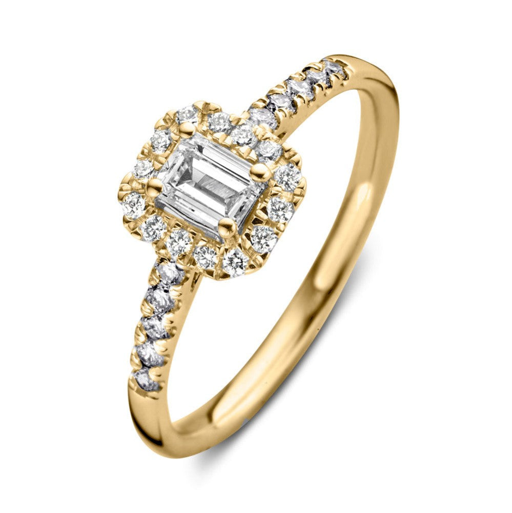 Ring van geelgoud met een centrale vierkante diamant en omlijst door kleinere steentjes.