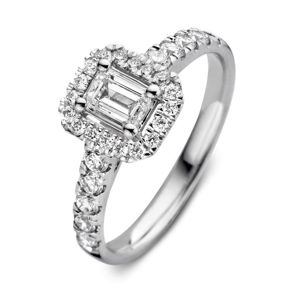 Witgouden ring met een vierkante diamant in het midden, omringd door kleinere diamanten op de band.