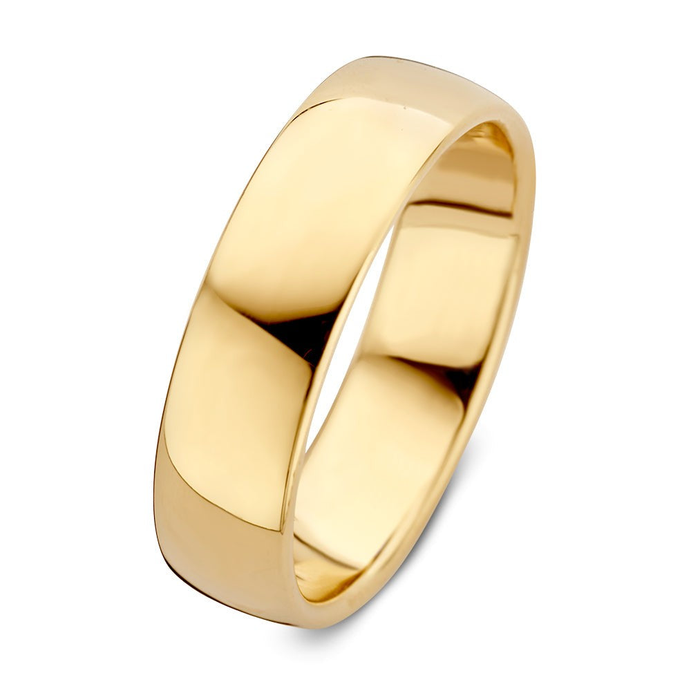 Geelgouden ring van 6 mm breed met een gladde, glanzende afwerking.