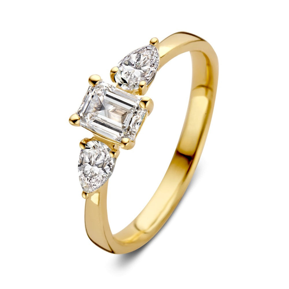 Geelgouden ring met een centrale vierkante diamant en twee druppelvormige diamanten aan weerszijden.