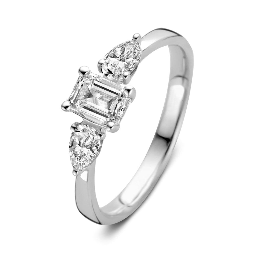 Witgouden ring met een centrale emerald-cut diamant en twee peervormige diamanten aan weerszijden.