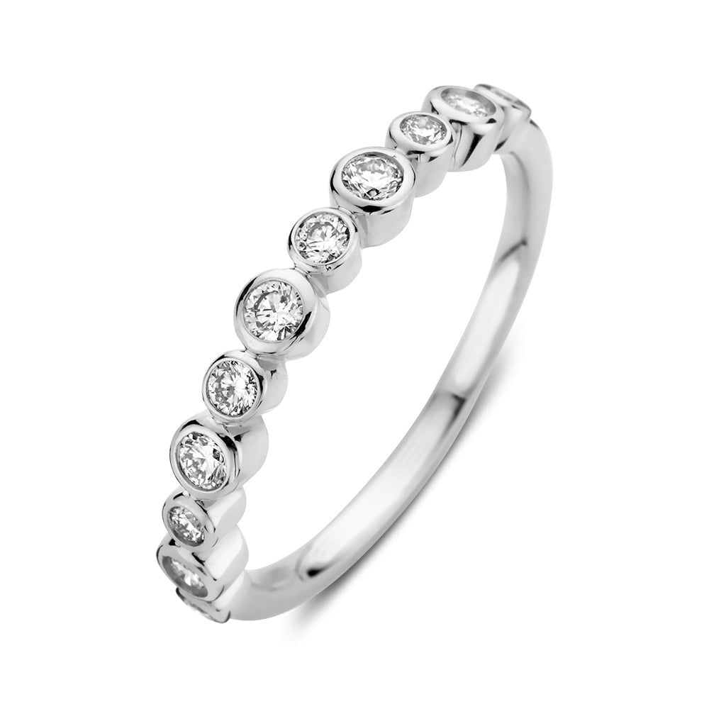 Witgouden ring met 0,31 crt. aan ronde diamanten in verschillende groottes.
