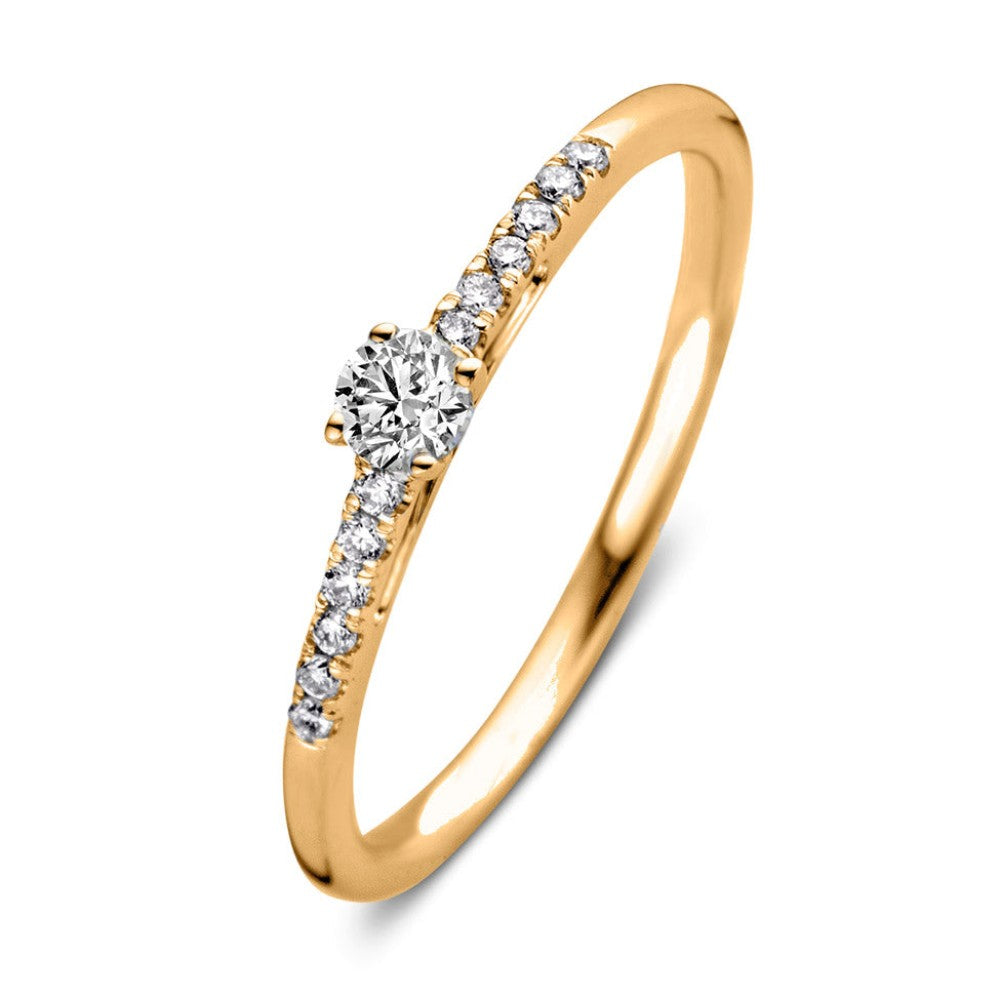 Geelgouden ring met een centrale diamant van 0,20 crt en een rij kleinere diamanten aan de zijkanten.