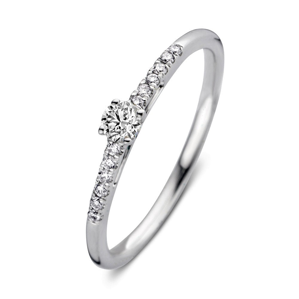 Witgouden ring met een centrale diamant en kleine zirkonia's aan de zijkanten.