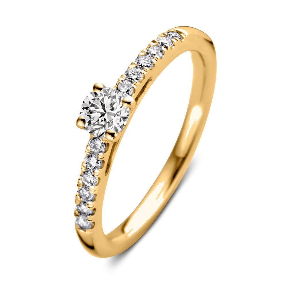 Geelgouden ring met een centrale briljant van 0,50 crt en een rij kleine steentjes aan de zijkanten.