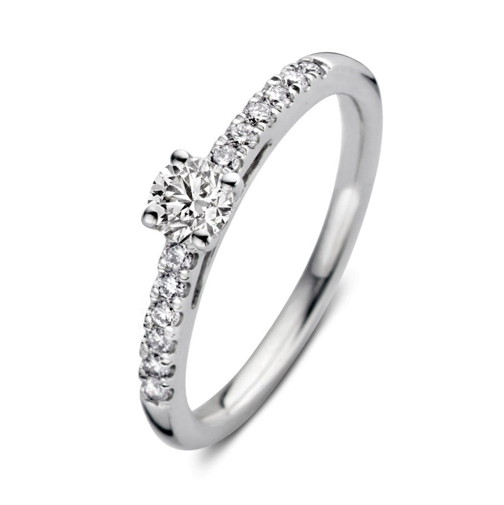 Witgouden ring met een centrale diamant van 0,50 crt en kleine diamanten aan de zijkanten.